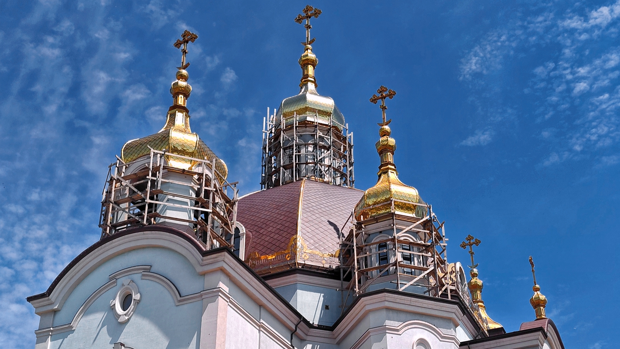 Мариуполь Сегодня на Троицу возле храма 🕊️💗 смотреть онлайн