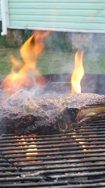 Стейк Томагавк - Как правильно пожарить Легендарный стейк смотреть онлайн