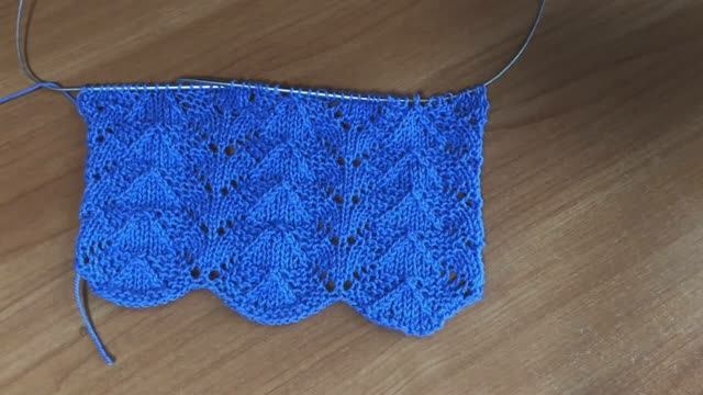 Очаровательный узор спицами с каймой понизу смотреть онлайн