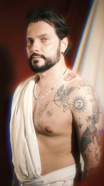 Наш прекрасный гость и его умопомрачительный рукав от Стаса Котельникова в античном стиле