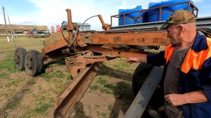 Сегодня у Анатолича по плану замена ножей на грейдере! Требуется сварщик!