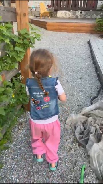 Совсем маленькая начинающий огородник👍❤❤❤моя внучка! смотреть онлайн