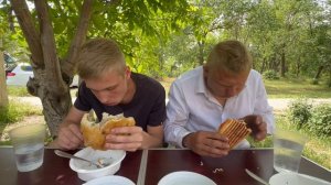 Кто быстрее съест ход дог беляш роллтон. Съел всю еду и выиграл 1000 рублей