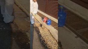 Ремонт дорожного покрытия с помощью гравия и полиуретанового клея Penoglas Kit 400 road.