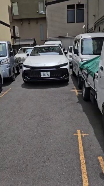 Парковка белых машин..... смотреть онлайн