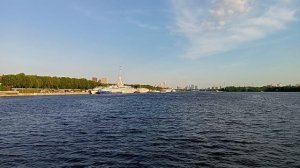 Северный речной вокзал Москва. Прогулочный теплоход с причала речного вокзала в Химкинское водохрани