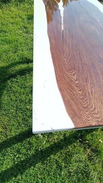 Стол из дуба и белой эпоксидной смолы