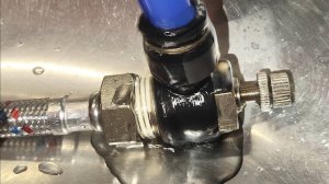 Угловой игольчатый кран для аппарата колонного типа