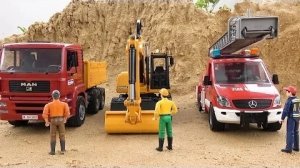 Бибо играет с игрушечной пожарной машиной, экскаватором-самосвалом | Забавные истории о строительной