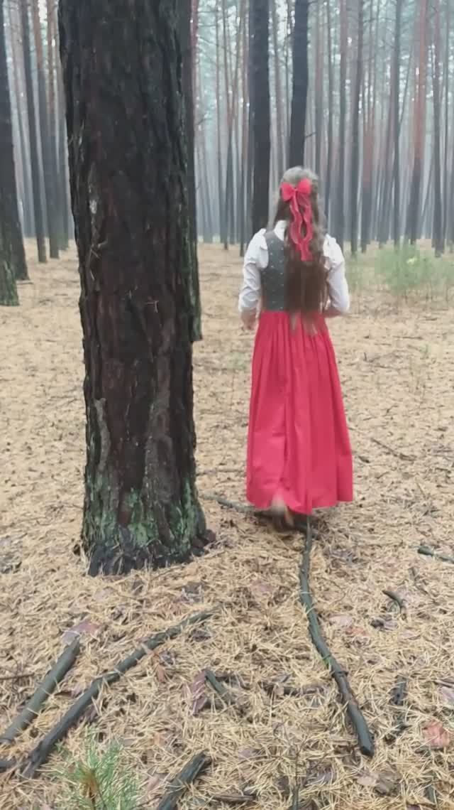 Красная Шапочка на прогулке :)