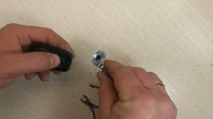 Разборка ключа от LADA Vesta для чистки.