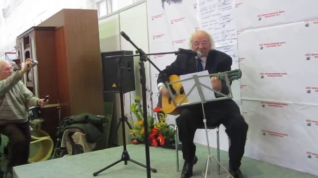 П. Сальник виконує пісню