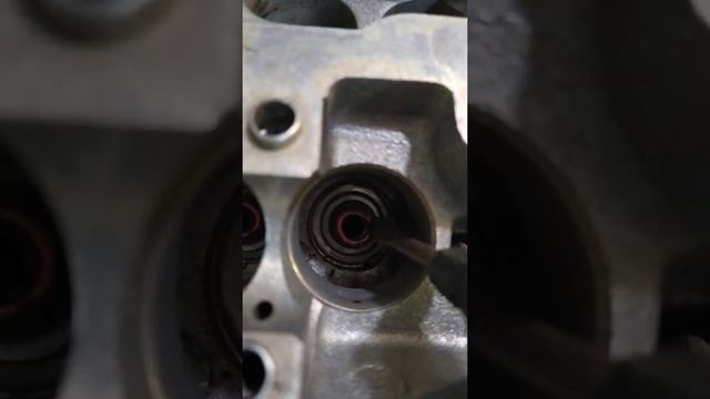 снятие Сальников клапанов без сьемника