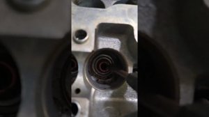 снятие Сальников клапанов без сьемника