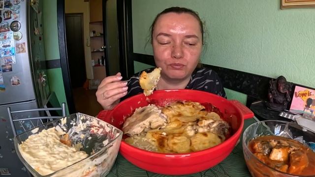 Картошка с курицей, салат мимоза, сардина в томатном соусе. Мукбанг смотреть онлайн