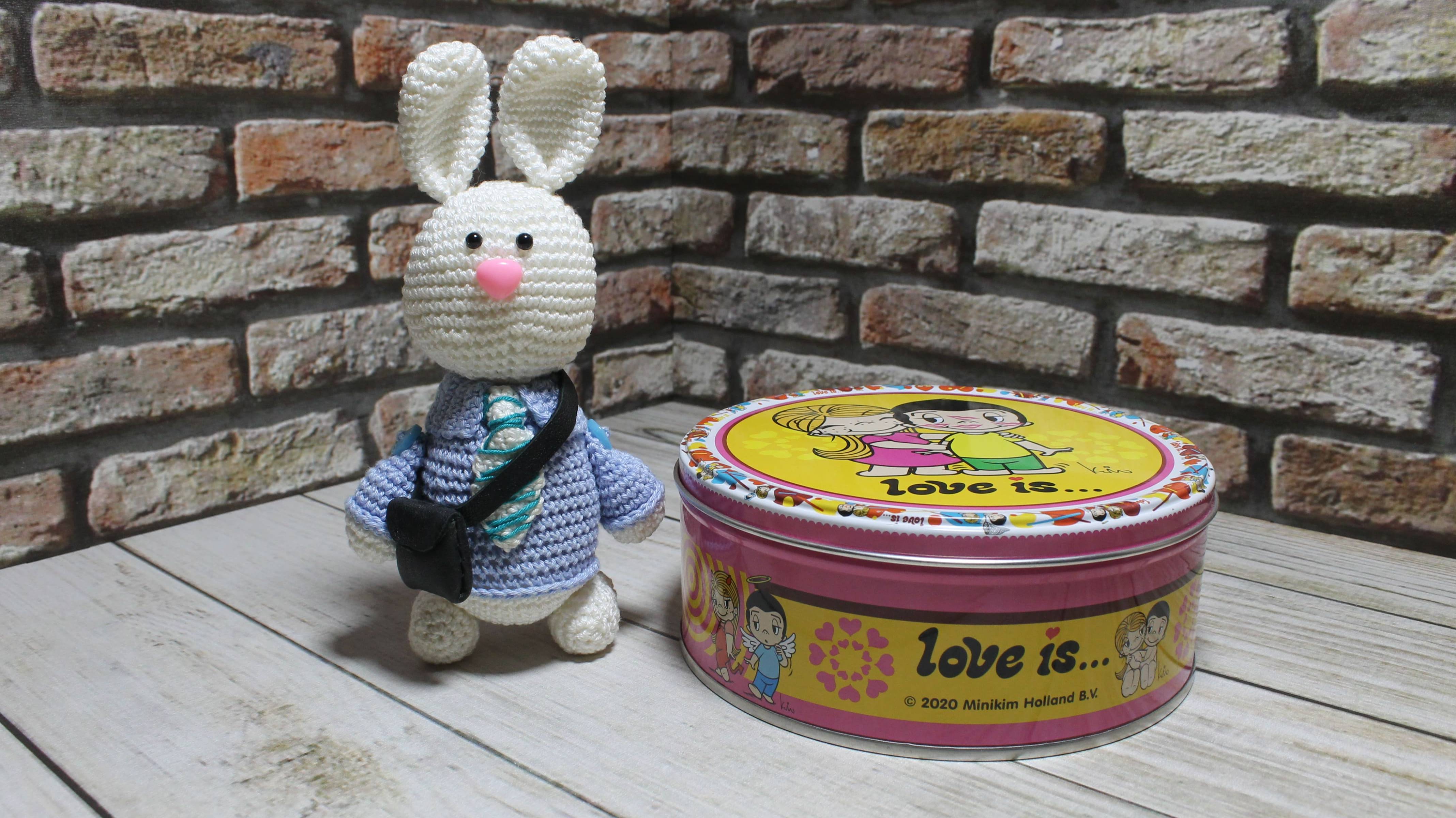 Жестяная банка «Love is...»