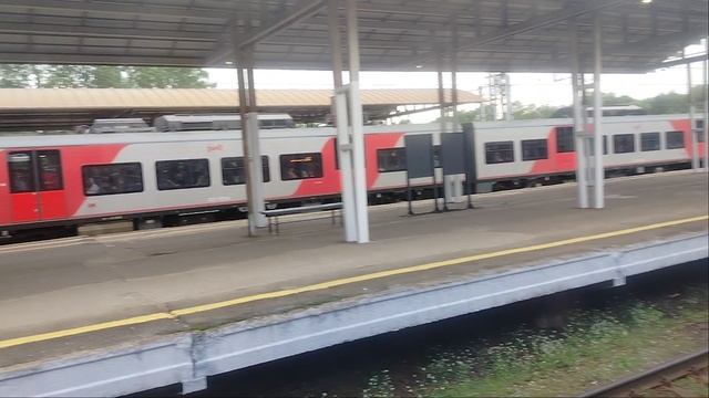 Три поезда Электровоз Дончак 2ЭС4К-059, Ласточка ЭС2Г-015 и ещё Двойная Ласточка ЭС2Г-025+ЭС2Г-024 смотреть онлайн