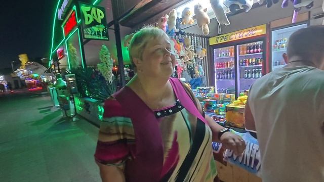 Ночная прогулка по набережной и танцы в ресторане смотреть онлайн