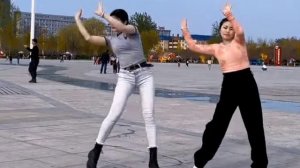 танцует цин цин..