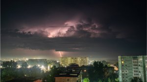 Мощная гроза в деревне