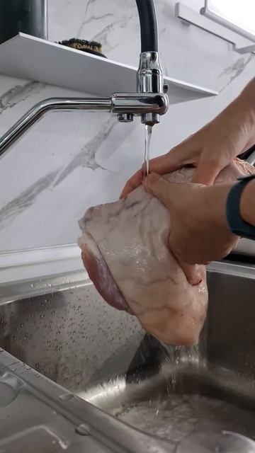 Рулька маринованная в солевом растворе, запеченная в духовке