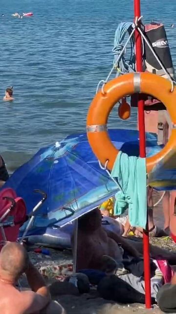 Крым 2022. Пляжи ПЕРЕПОЛНЕНЫ отдыхающими. Яблоку негде упасть. смотреть онлайн