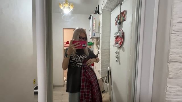 Очень больно. Меняю пирсинг. Дарю подарки. Кира начала смотреть онлайн