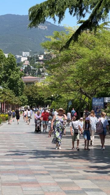 Чисто Ялтинская летняя атмосфера сегодня #ялта #ялтанабережная #ялтасегодня смотреть онлайн