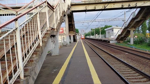 Скоростной Электропоезд Ласточка ЭС2ГП-009 Сообщением Валдай-Санкт-Петербург Пролетает мимо Саблино смотреть онлайн