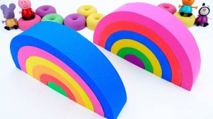 ЛЕПИМ РАЗНОЦВЕТНУЮ РАДУГУ ДЛЯ ДЕТЕЙ ИГРАЕМ С КИНЕТИЧЕСКИМ ПЕСКОМ ВИДЕО МУЛЬТИКИ ДЛЯ ДЕТЕЙ