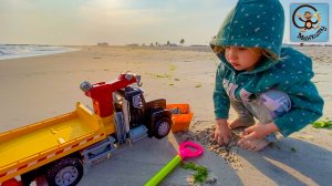 Манкиту на пляже - экскаватор, самосвал и машинки игрушки Брудер.