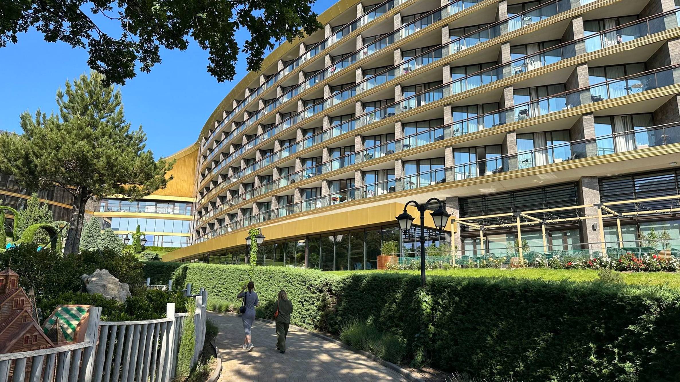 Самый дорогой отель Крыма битком - все номера заняты! Парк развлечений Дримвуд при отеле "Мрия". смотреть онлайн