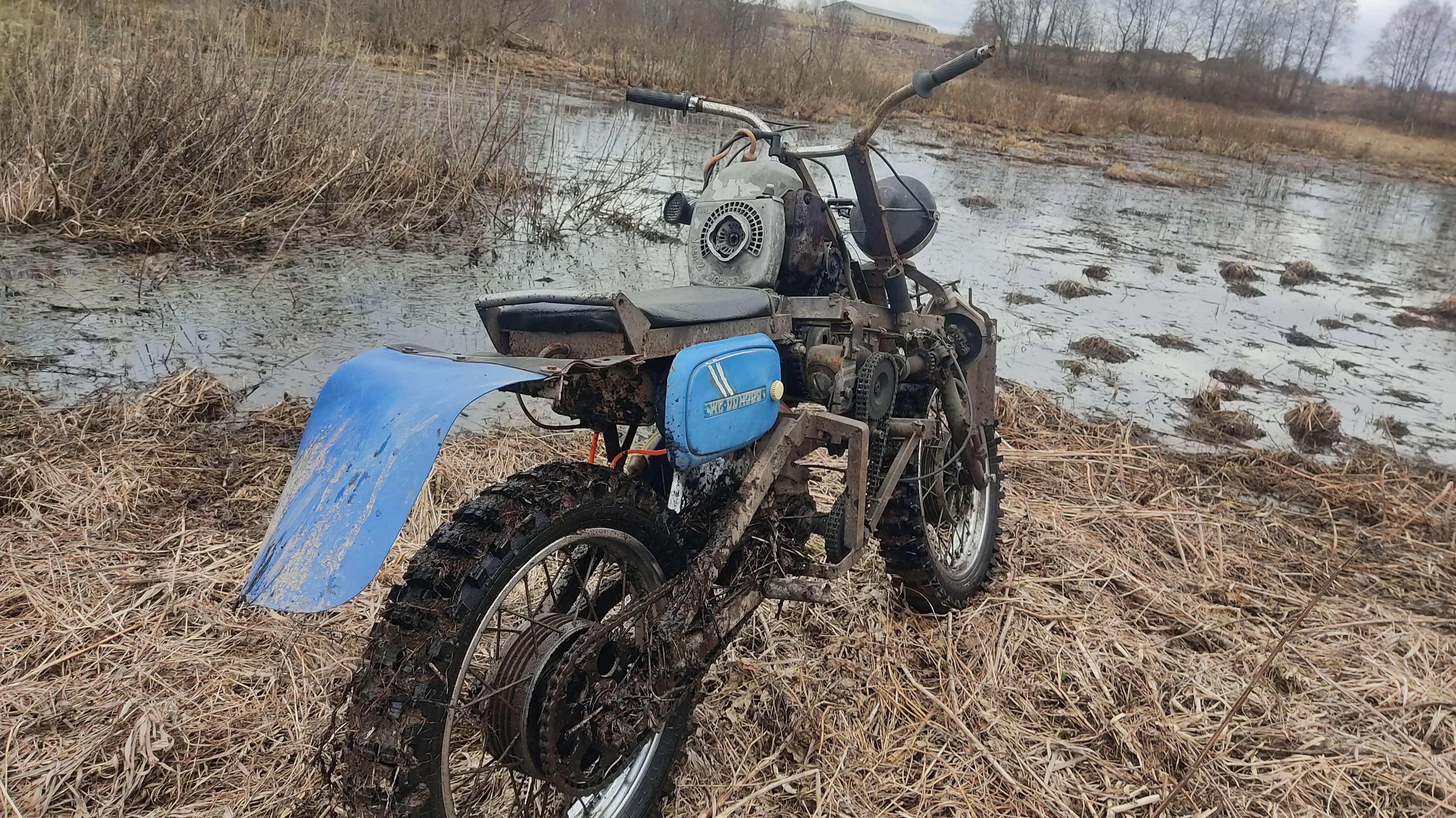 Полноприводный мотоцикл с двигателем от бензопилы урал - по весенним ручьям смотреть онлайн