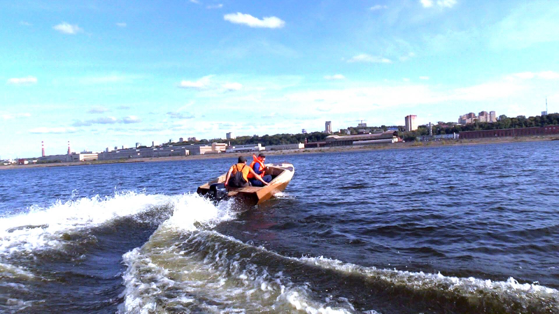 Лодка из пенопласта уже валит по реке! смотреть онлайн