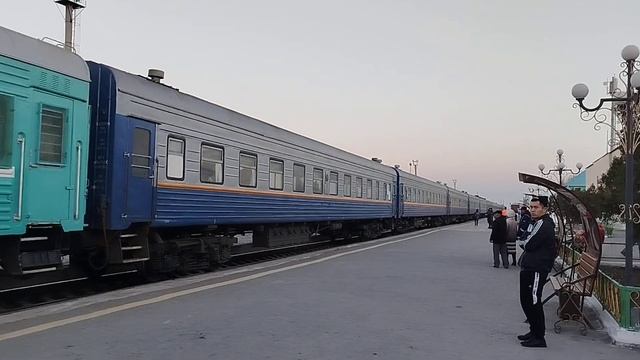 тепловоз ТЭП33А 0015 жолаушылар пойызымен номер 7 Алматы