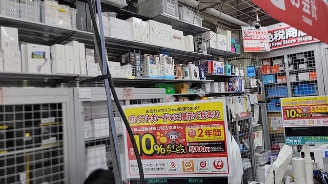 На касата в магазин за техника в Токио. Монитор DELL