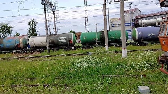 Тепловоз 2ТЭ25КМ-0332 с Грузовым поездом и Электропоезд ЭТ2М-058 Прибывает на конечную ст. Обухово смотреть онлайн