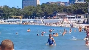 Геленджик Центральный пляж сегодня 9 июня 2025. Обстановка на пляже, море и погода на курорте