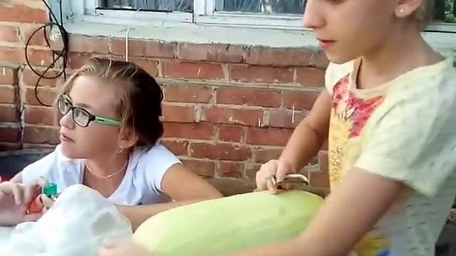 Девочки помощницы, делают икру кабачковую