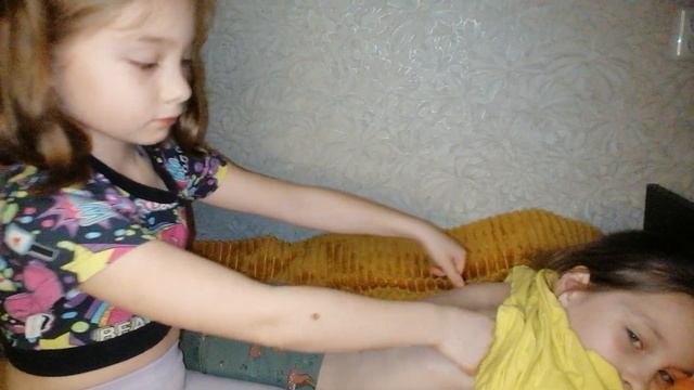 Делаем массаж сестре.!? смотреть онлайн
