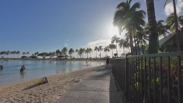 HAWAII PEOPLE 🌴 Walking on the Beach and Streets in Waikiki Compilation #vacation #walking #oahu - смотреть онлайн