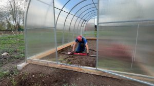 Готовим поверхность земли под высокие грядки в новой теплице