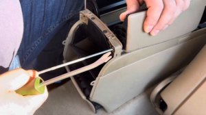 Как снять подлокотник на Mercedes W212, W204, W207 купе #перетяжк?