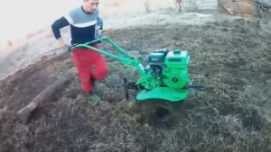 Что творит этот безумный Николай.. Ай да красавчик. Все руки разбил на этом мотоблоке