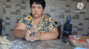 Всех поздравляю с Днём Святой ТРОИЦЫ готовлю завтрак кто овсянку ест кто сосиски жареные