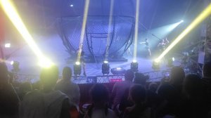 Цирк. Девушки танцуют