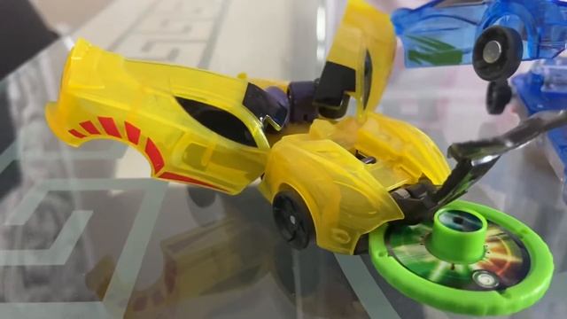 РЕБЕНОК играет Screechers Wild. Jayhawks vs Sparkbug. СОРЕВНОВАНИЯ скр? смотреть онлайн