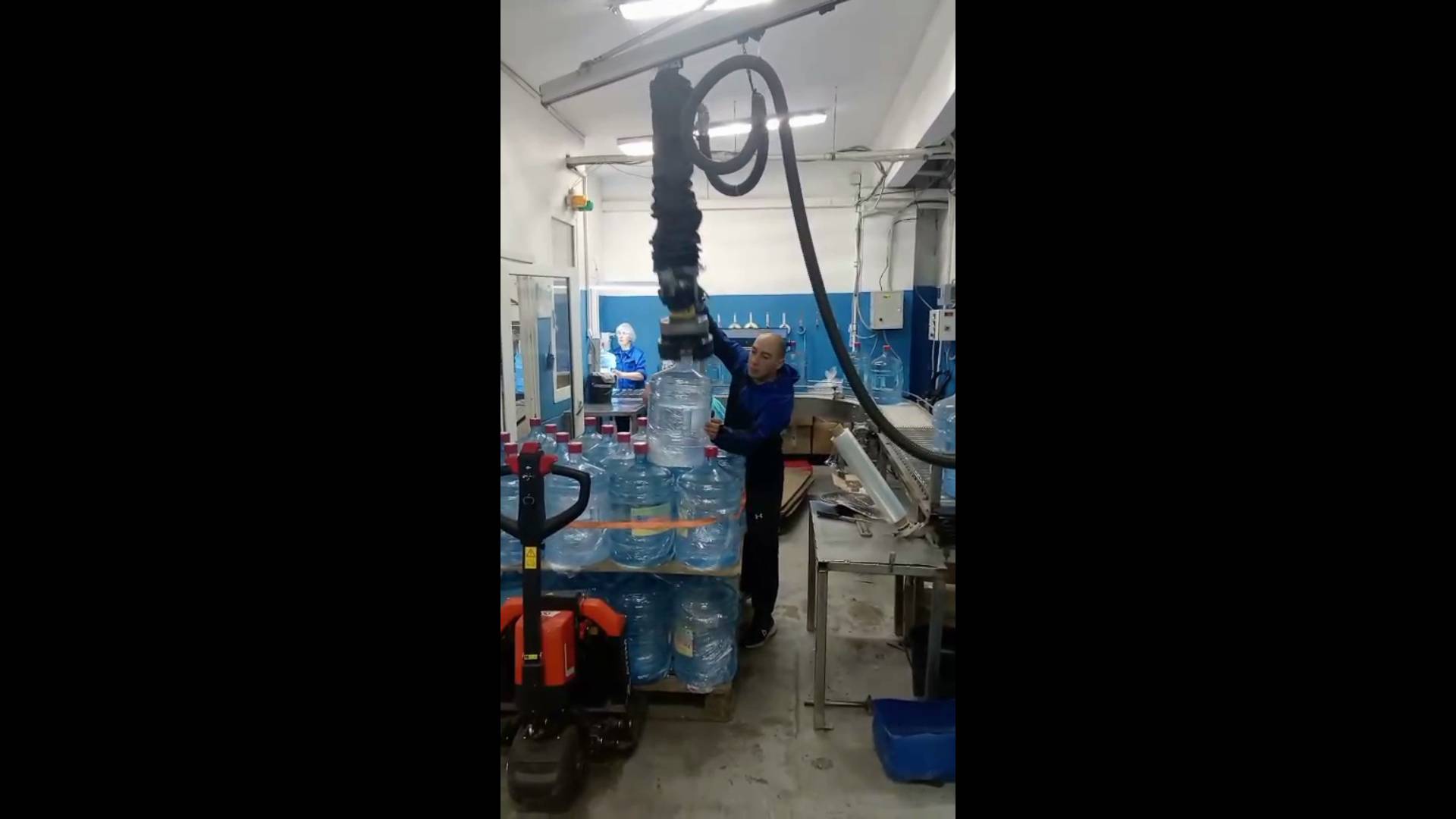 Вакуумный шланговый подъёмник TAWI, Швеция. Процесс подъёма и перемещения бутылей смотреть онлайн