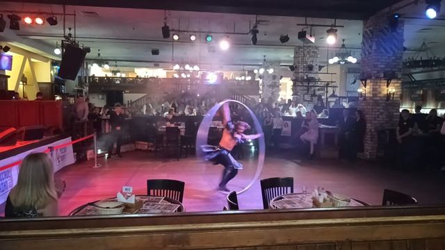 Акробатический номер с обручем. Развлечения в рестора