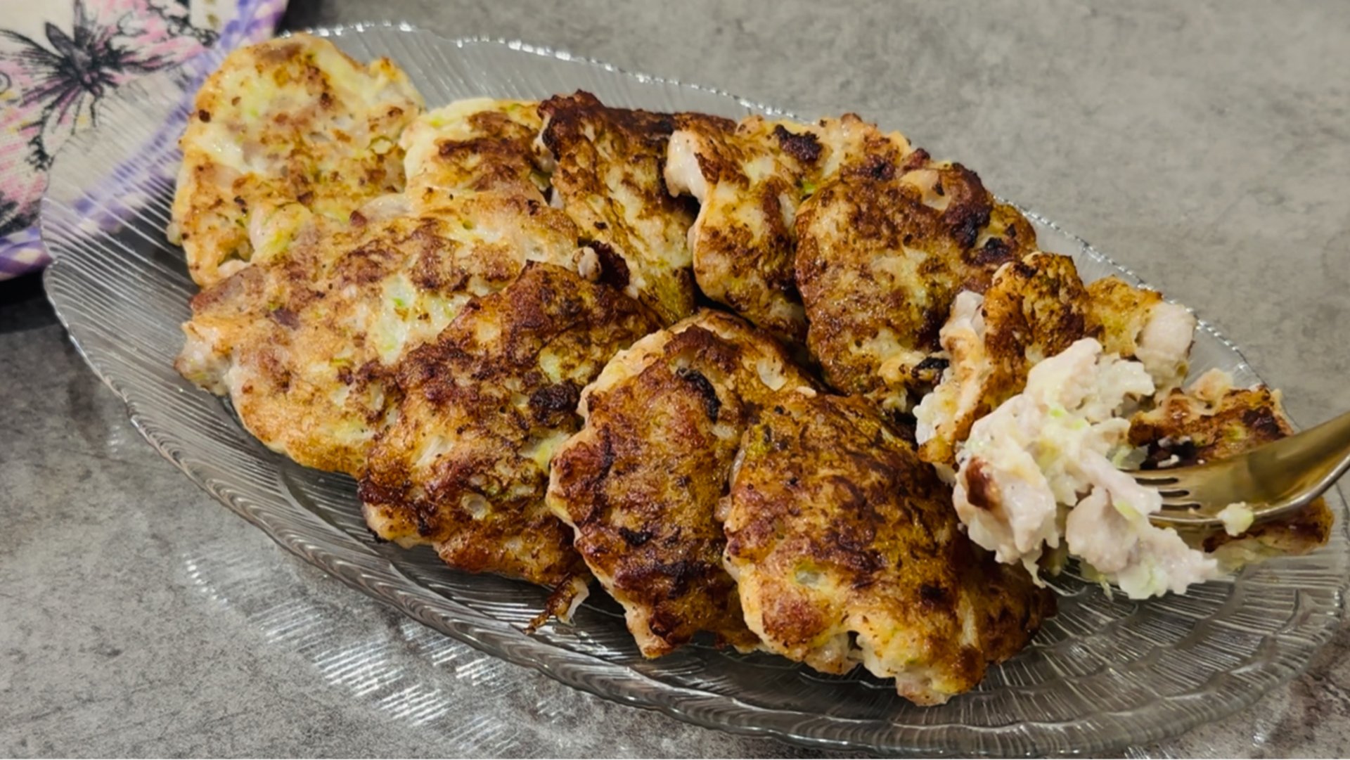 Котлеты из филе курицы с кабачком / Как приготовить сочные котлеты из куриного филе на сковороде смотреть онлайн